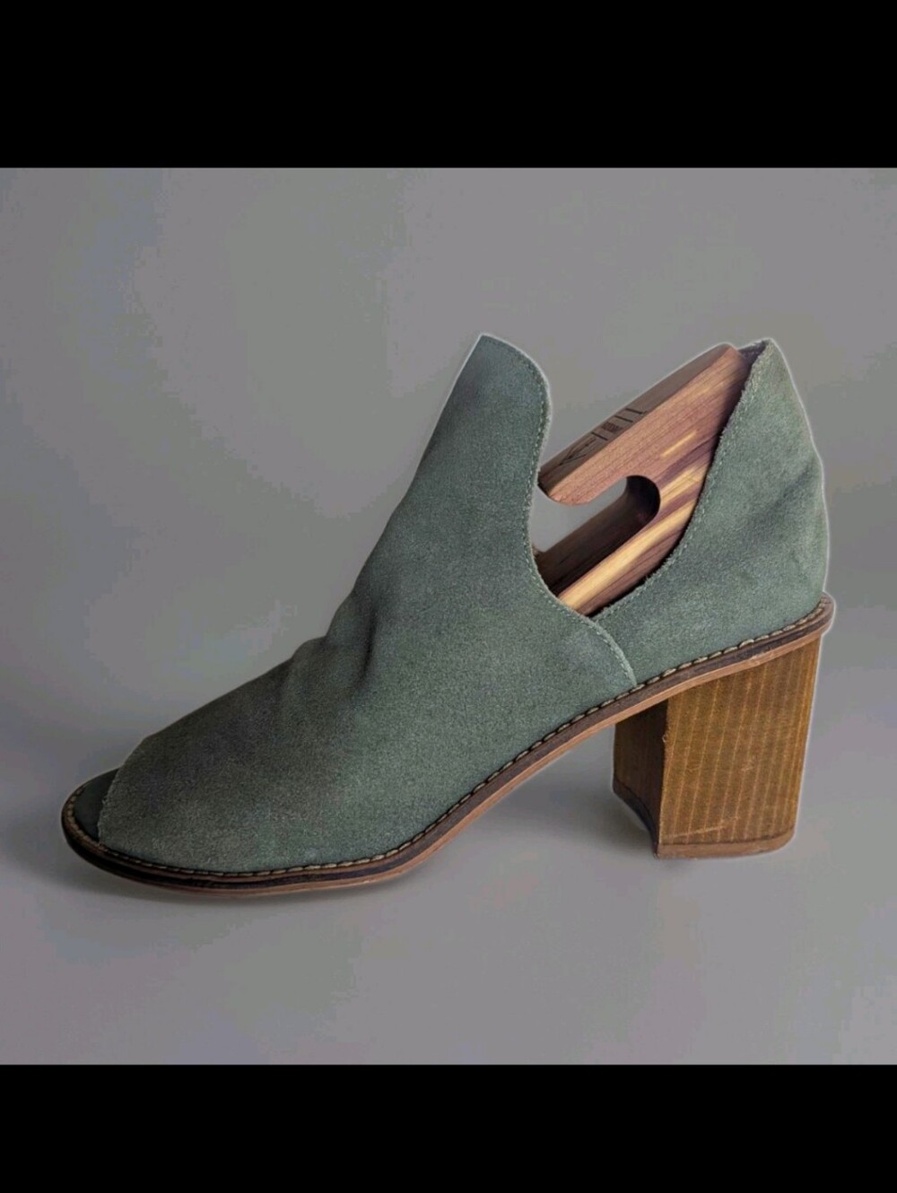 Chinese Laundry Green Suede Peep Toe Cut-Out Block Heel Pumps Women’s Sz 8 euc